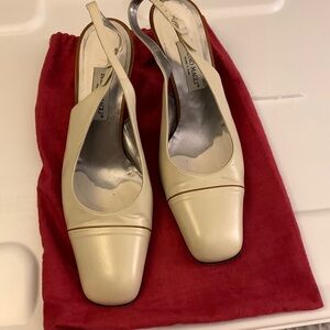 Bruno Magli Slingback pumps closed toe 🔴